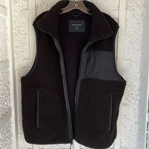 Abercrombie and Fitch mens black XL sleeveless vest never worn perfect condition